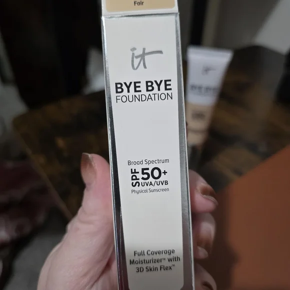 IT Cosmetics Bye Bye Foundation - Light Shade - Picture 3 of 5